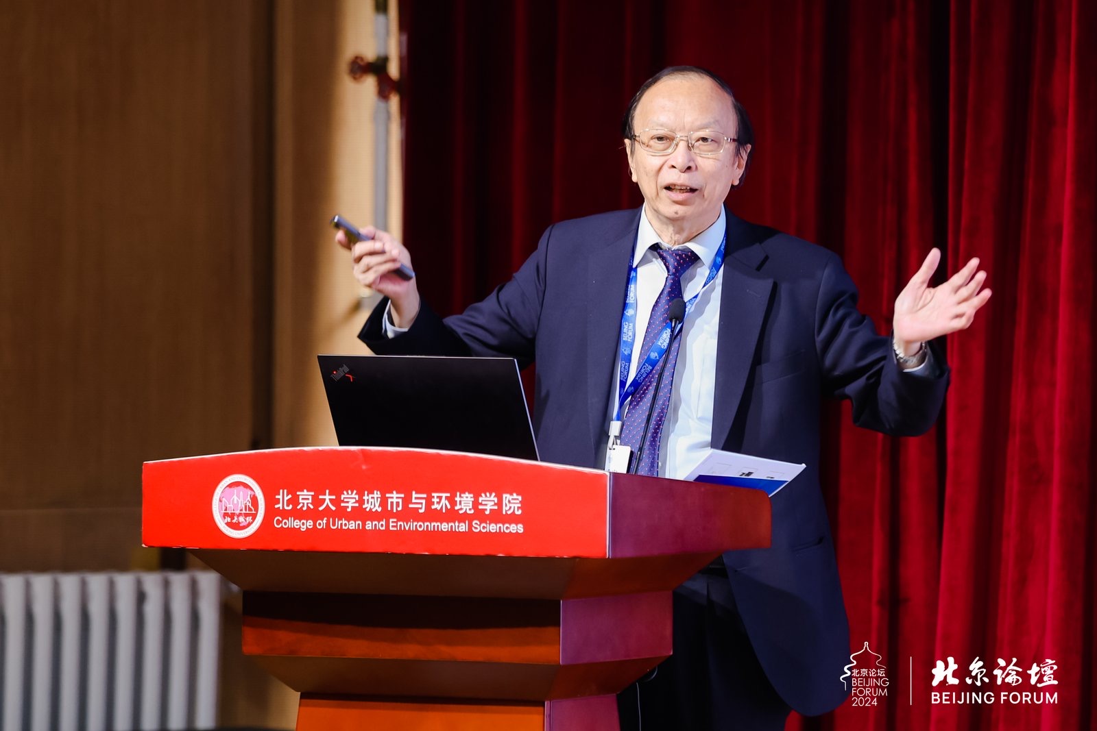 1875074a6e6b47da91f7c9ff981d4a7a.jpg 叶嘉安发表演讲.jpg