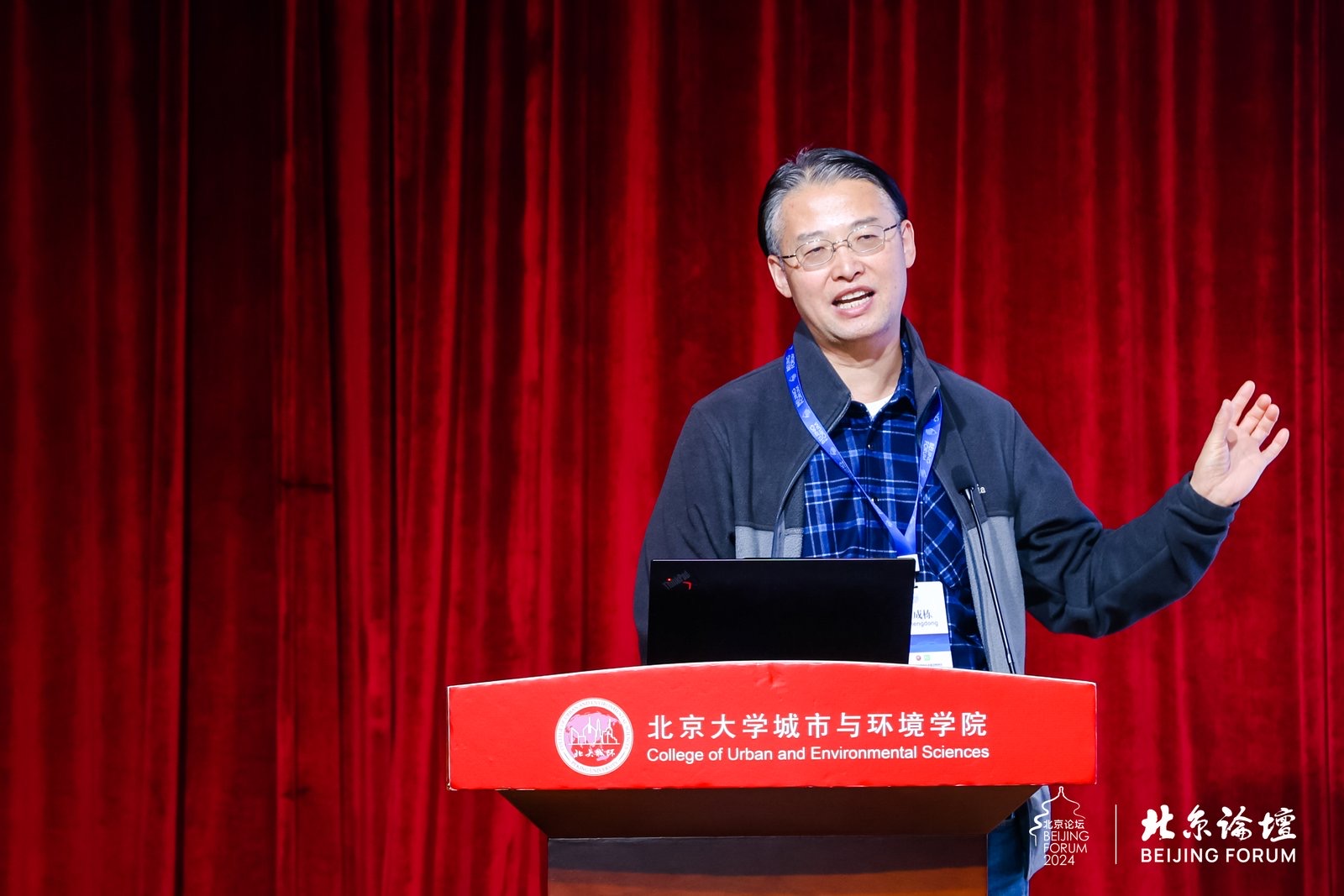 19565e940e4e4a6ea7bf7a0c293226b0.jpg 易成栋发表演讲.jpg