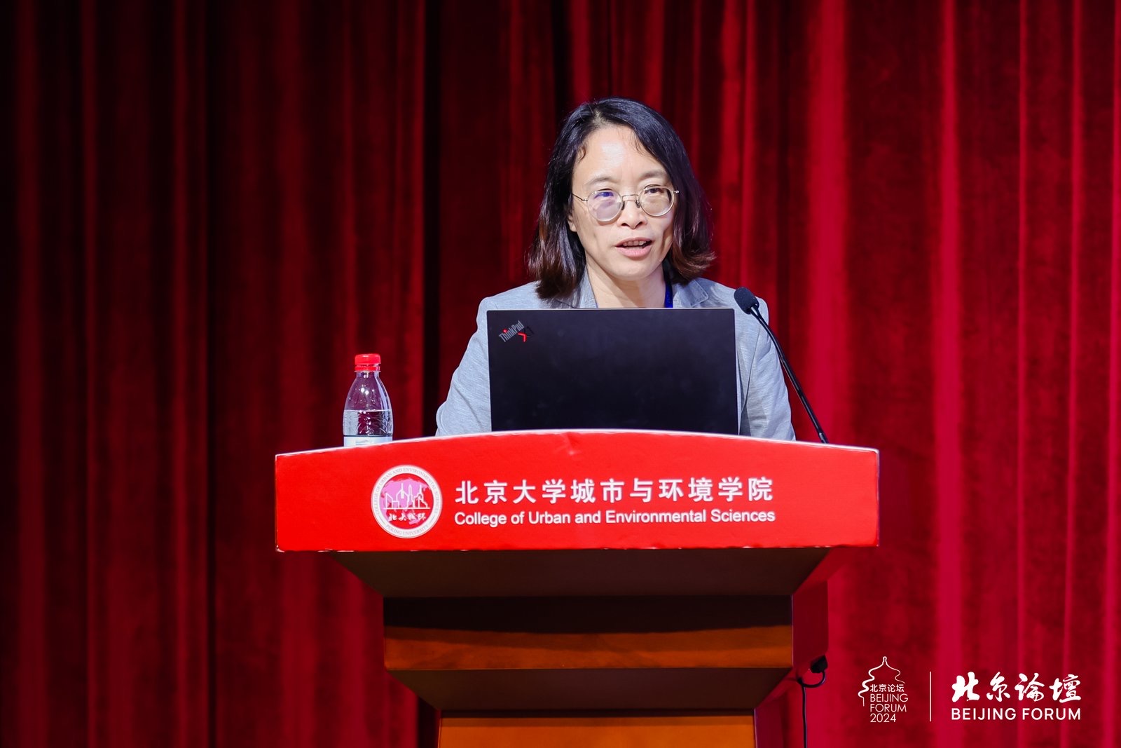 1e56b5ebea964f3fba16f0c687b01119.jpg 陈雯发表演讲.jpg