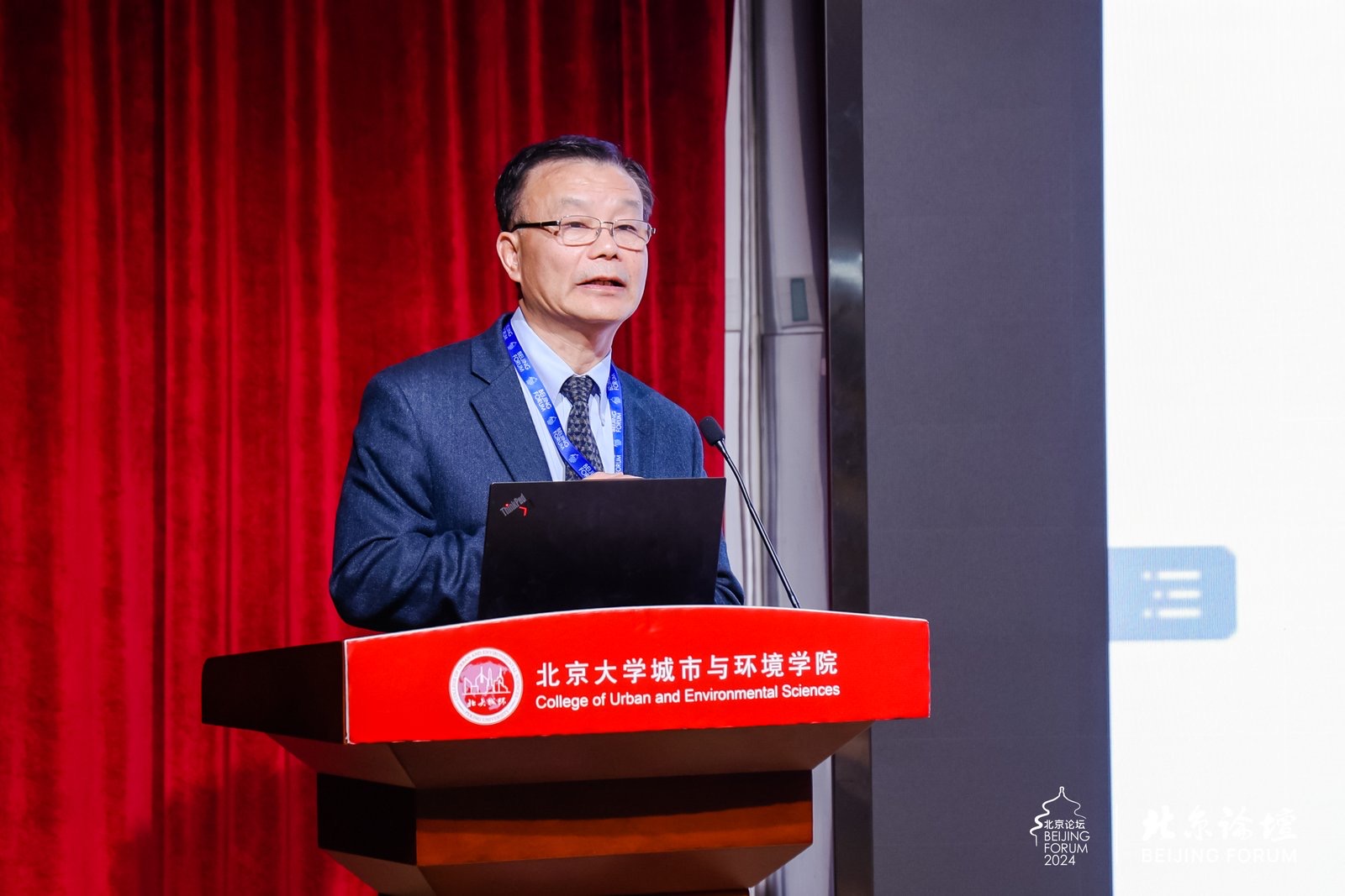 2d8f8c494dcd4188a4b1a53c6141b3ac.jpg 张明发表演讲.jpg