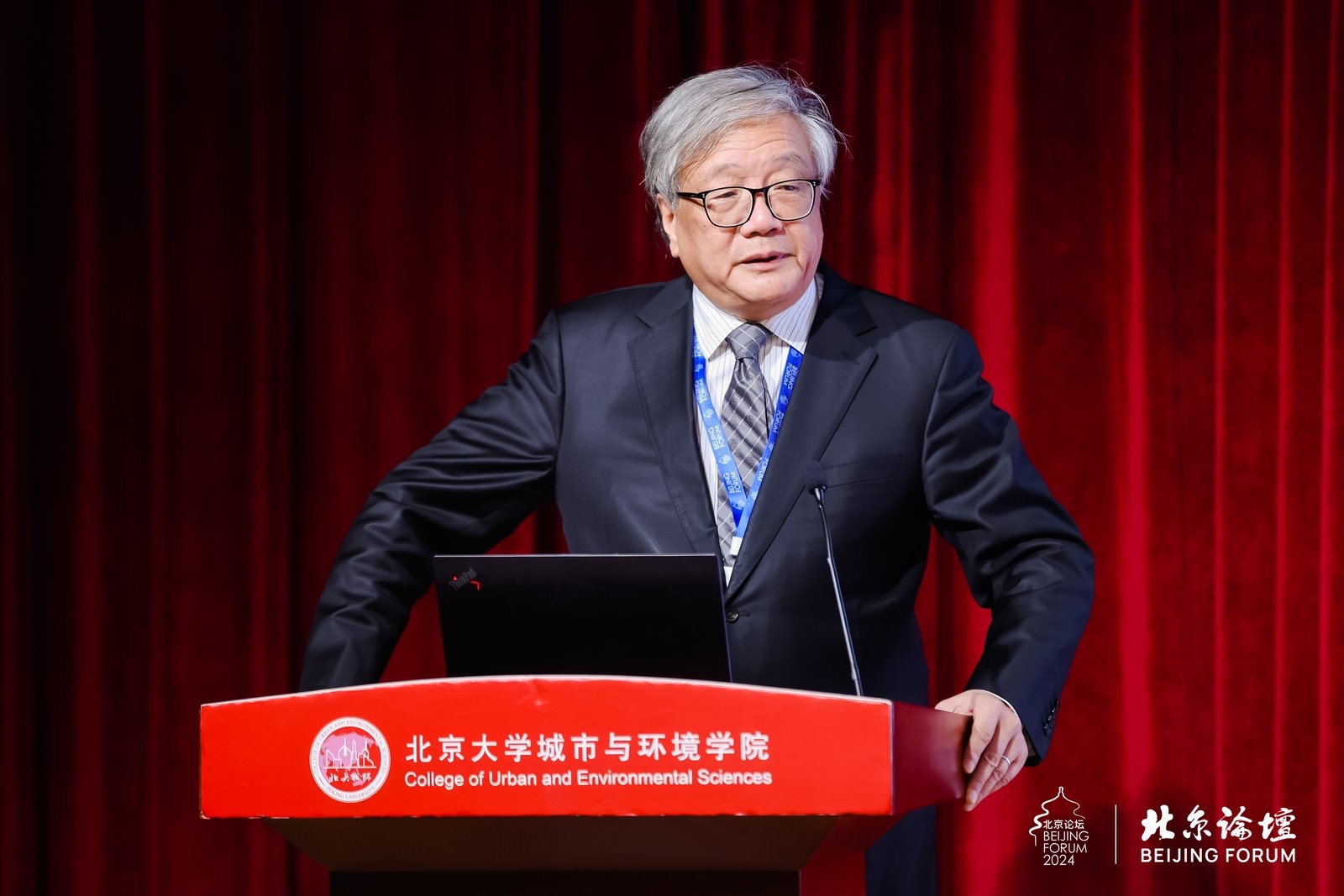 49c0aca14e88438d83c15c5b0badbc07.jpg 李晓江发表演讲.jpg