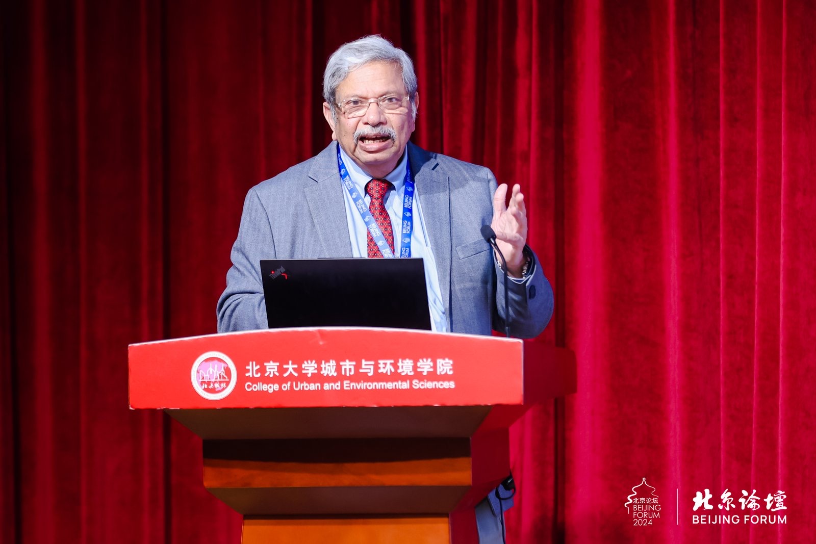 5873c8cd450e4258b342770255d381b0.jpg Om Prakash Agarwal发表演讲.jpg