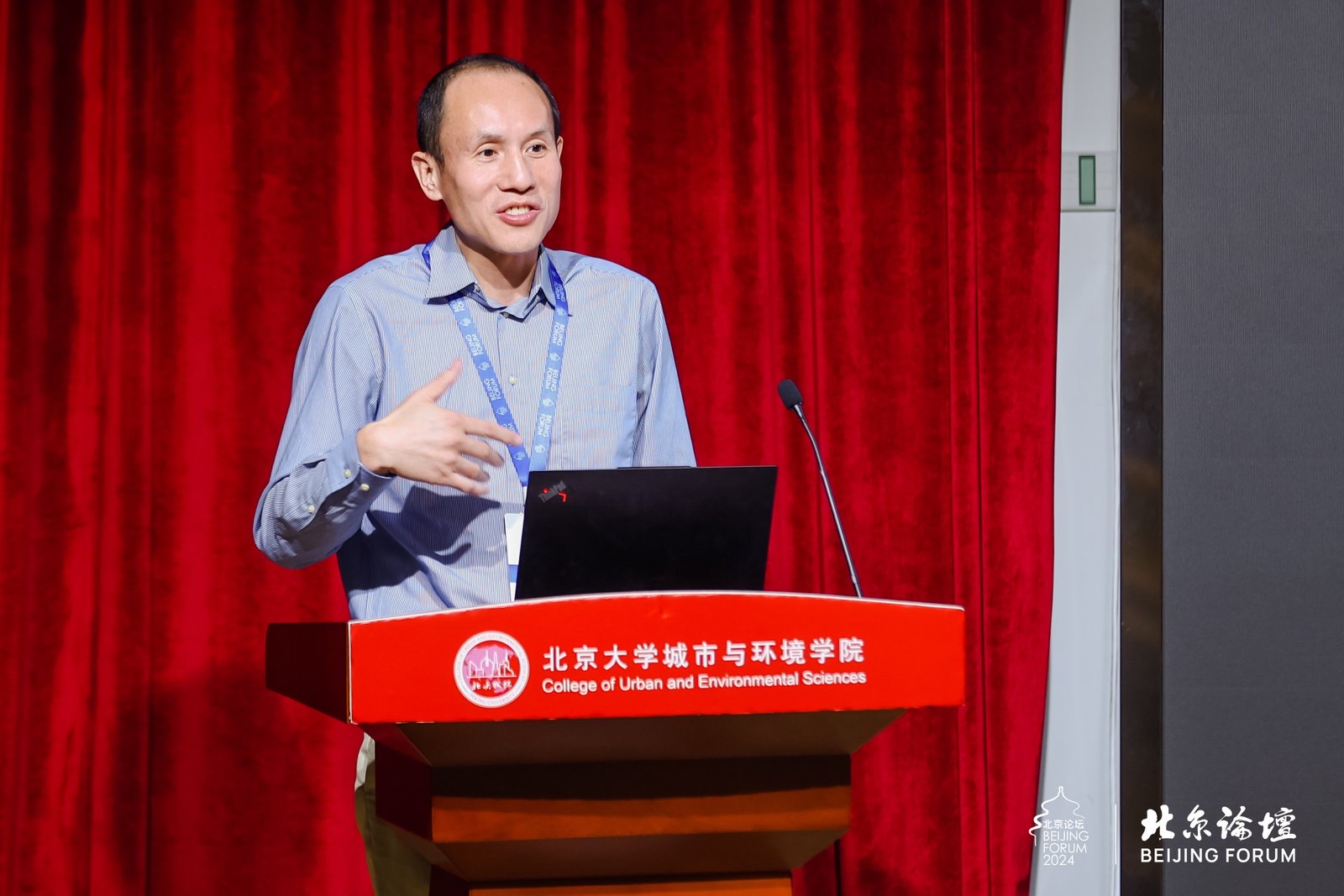 77c1414399614adcab7634b4db0059e9.jpg 杨家文发表演讲.jpg