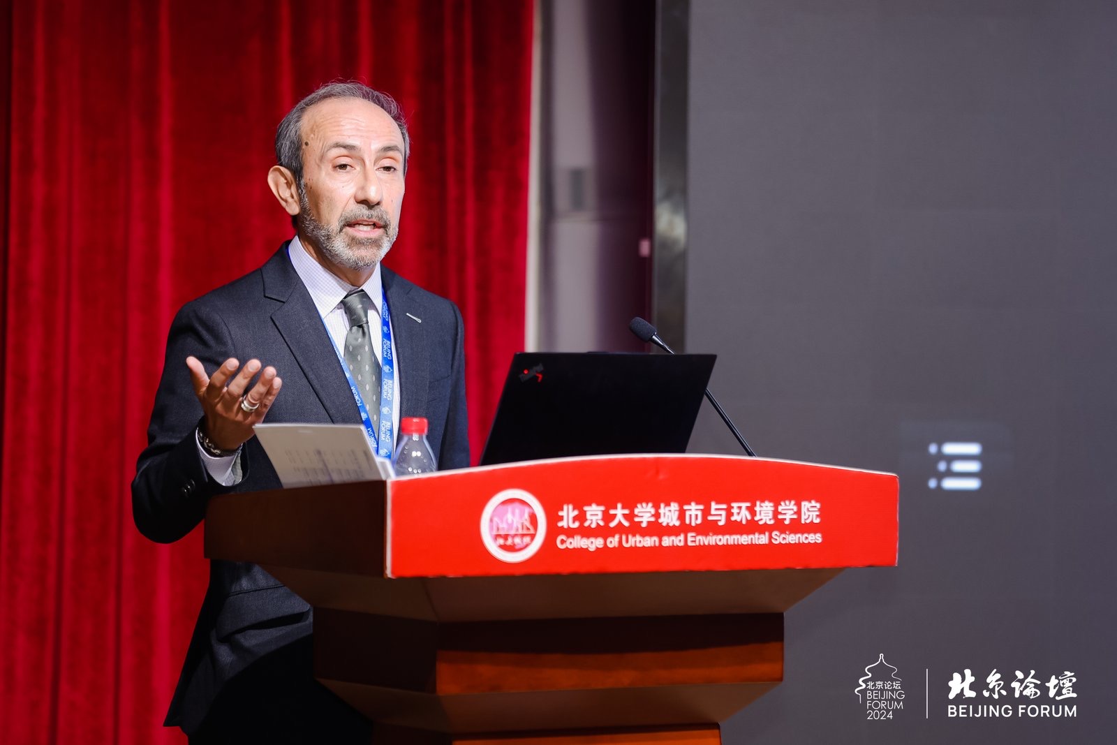 aa9128cfba2d4140acbe9b64d7351abc.jpg Enrique Silva发表演讲.jpg