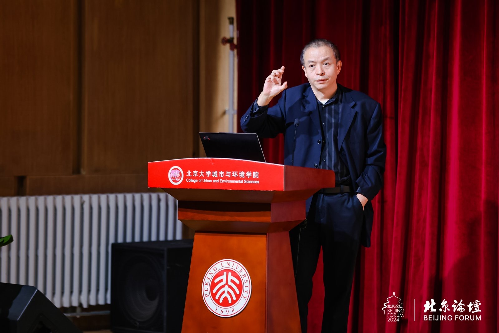 be144a4ac64449219bbae49bf264a4dd.jpg 陶然发表演讲.jpg