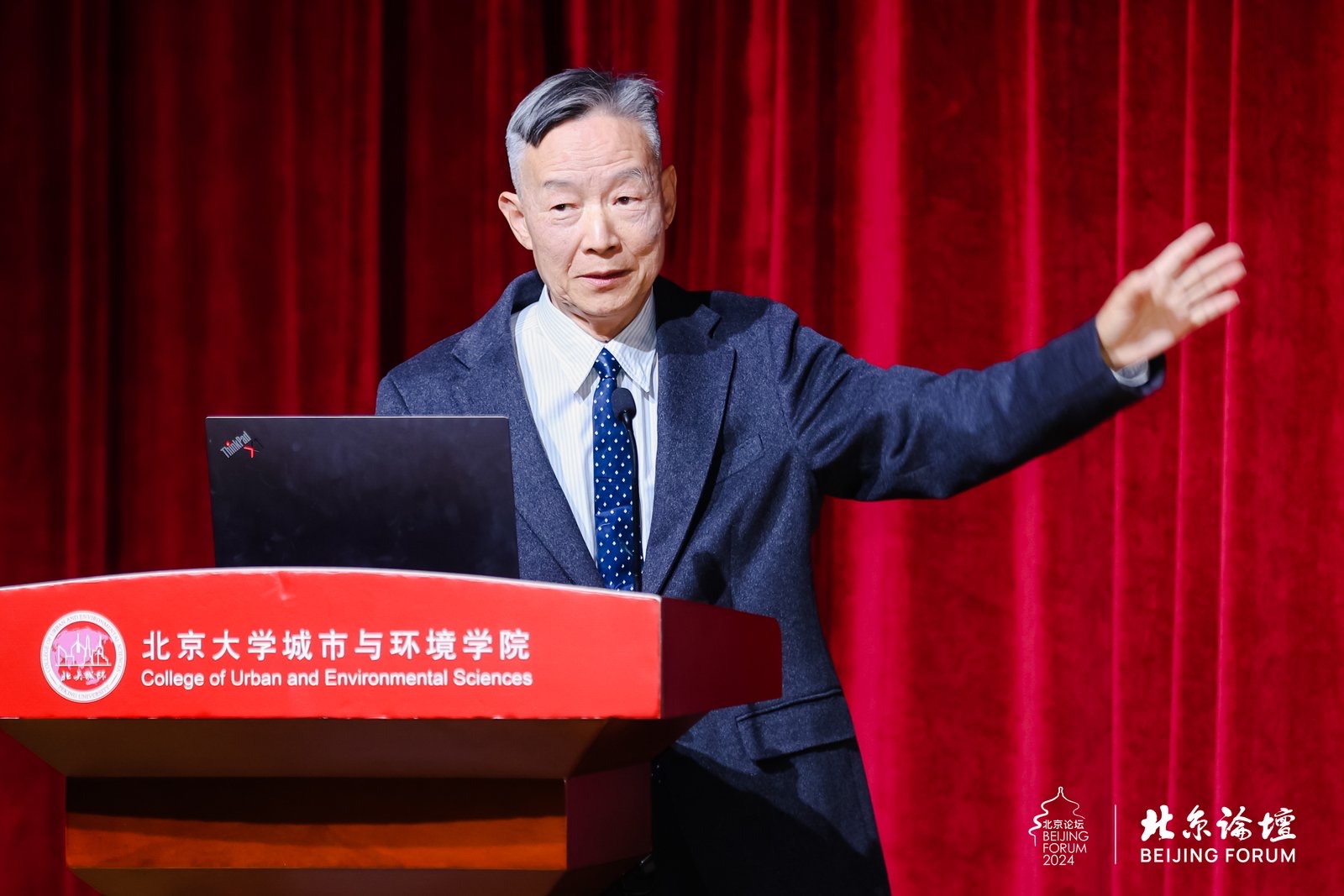 c32b1a165c4540a1b3d1241470abc12d.jpg 仇保兴发表演讲.jpg