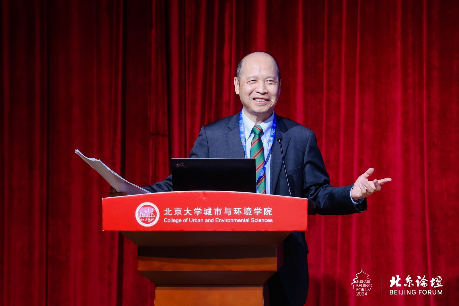 dcbf0310d7e64cd9a32ffcc06a13c903.jpg 林初昇发表演讲.jpg