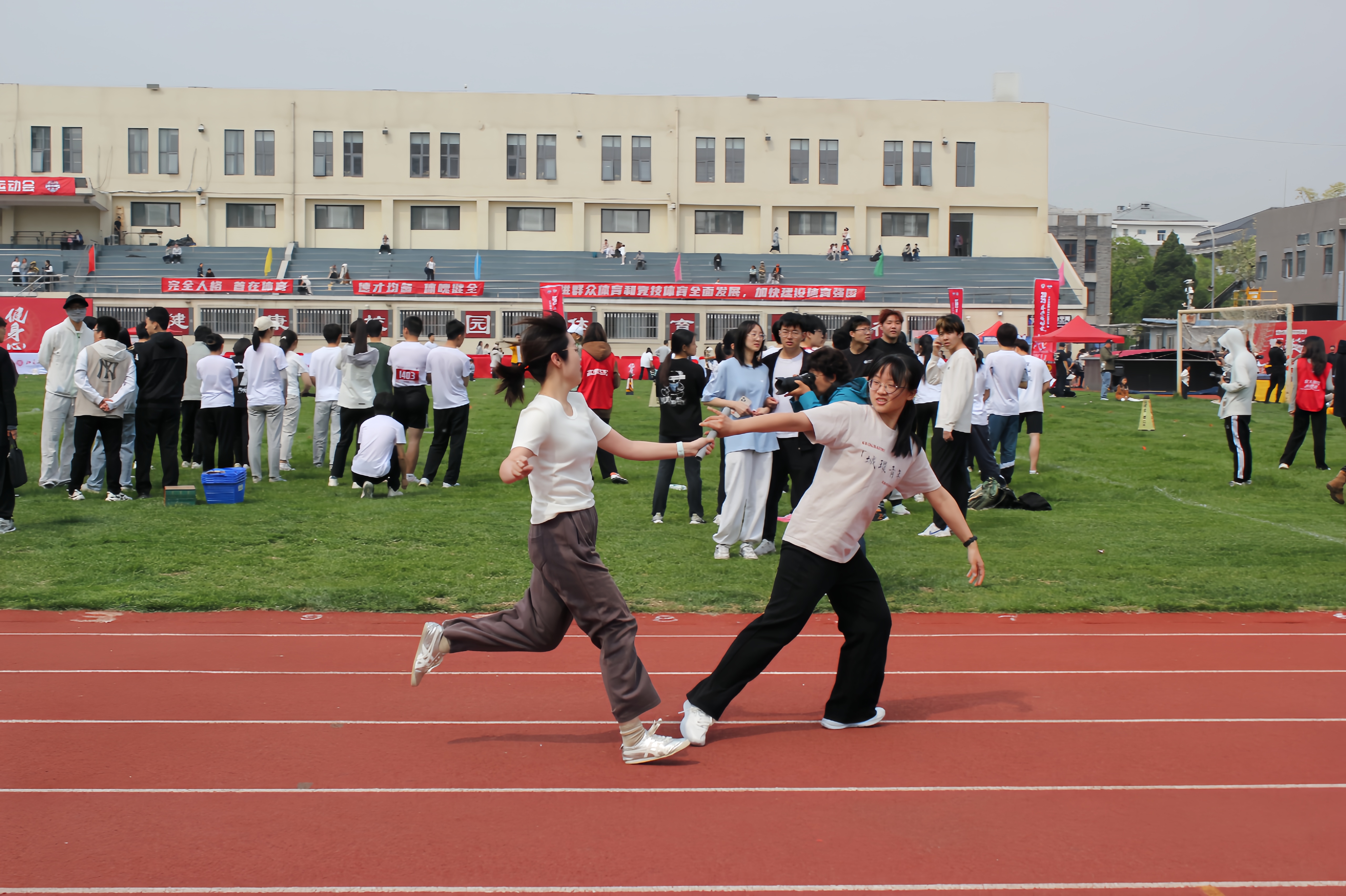 图7 女子A组4x100.jpg