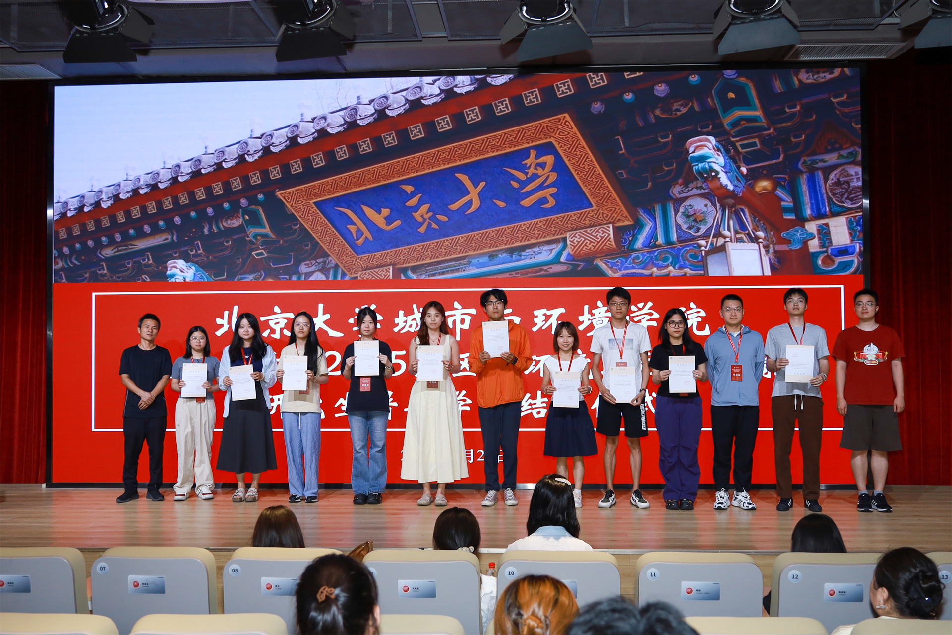 图16-4 学员领取结业证书.jpg