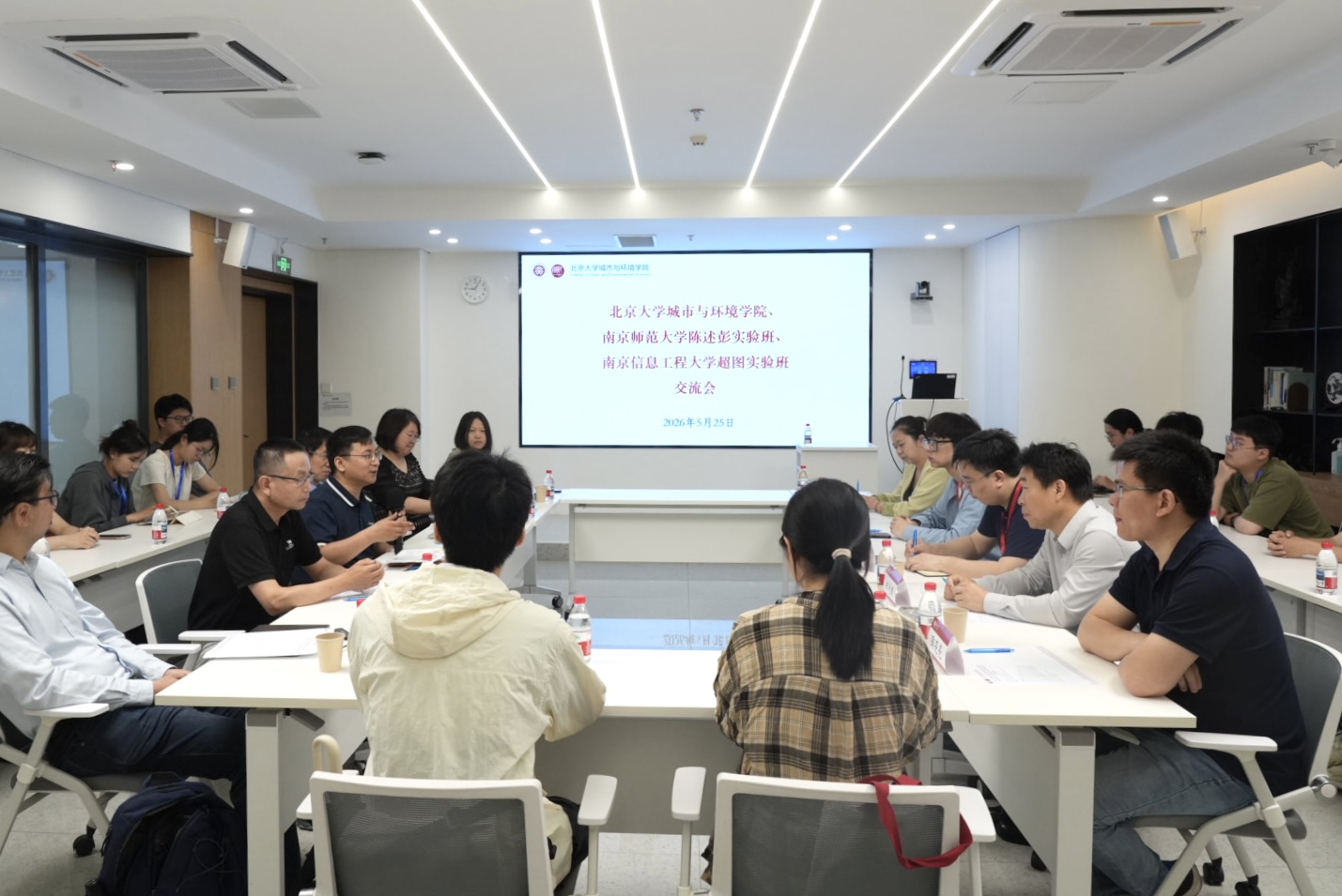 会议现场1.jpg